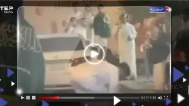 وسط الشارع.. فتاة سعودية تخرج من سيارتها وتنهال بالضرب على شاب (فيديو)