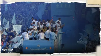 بطريقة مختلفة.. شاهد كيف احتفل مانشستر سيتي بالثلاثية التاريخية أمام ملعب الاتحاد