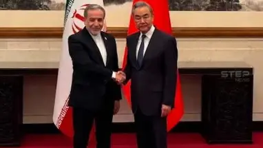 محور طهران-بكين.. وزير الخارجية الإيراني عباس عراقجي يصافح نظيره الصيني