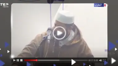 شاهد ردة فعل إمام أحد مساجد المغرب أثناء حدوث الزلزال المدمر.. وهذا ما طلبه من المصلين