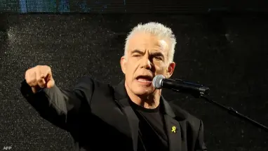 لابيد يطالب نتنياهو بتحمّل مسؤولية عزلة إسرائيل: أحدث الأخبار