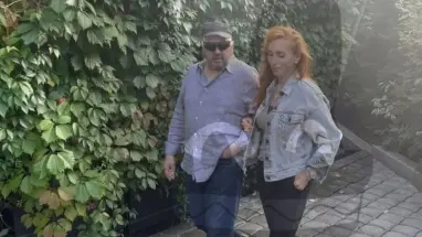 بعد إقالته والغموض حول مصيره.. صورة ظهرت فجأة لجنرال "يوم القيامة" مع زوجته