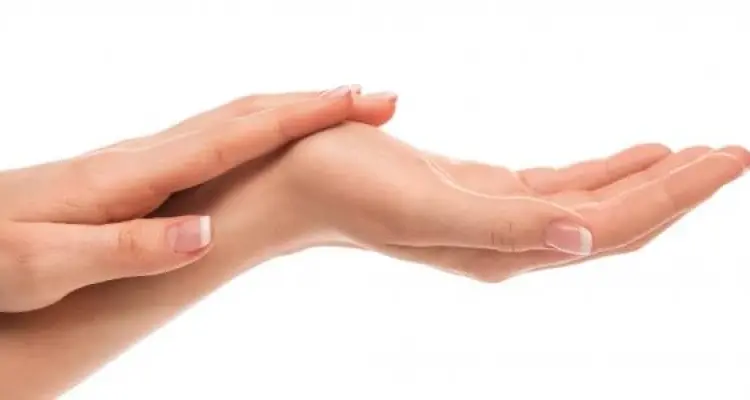 خلطات طبيعية لـ تقشير اليدين والقدمين في المنزل.. إليكِ 4 طرق آمنة: أخبار