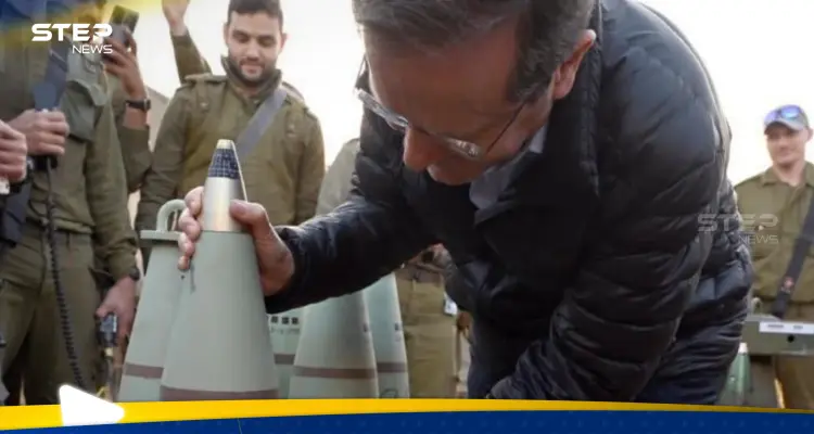 شاهد|| الرئيس الإسرائيلي يكتب كلمتين على قذيفة صاروخية قبل إطلاقها على غزة: أخبار