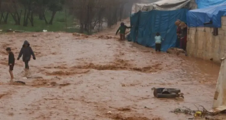كارثة إنسانية على مهجّري الشمال المحرر، وعشرات المخيمات تتضرّر بسبب العاصفة: أخبار