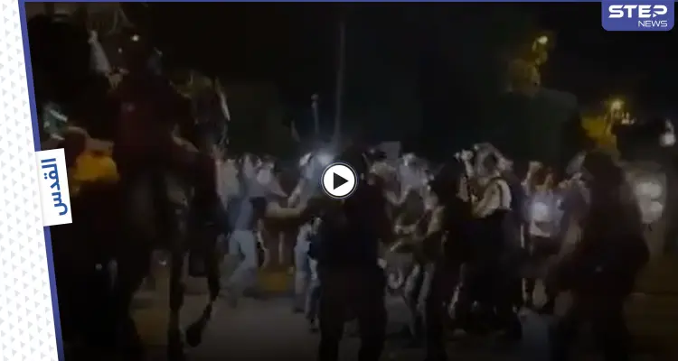 بالفيديو|| فرقة خيالة إسرائيلية تهاجم أهالي حي الشيخ جراح وتعتقل فتاة وتسحلها أرضاً وتعتدي عليها: أخبار