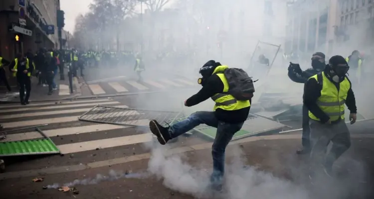 عشرات المصابين والموقوفين في مواجهات "السترات الصفراء"، وقوّات الأمن تقمع الاحتجاجات!!: أخبار