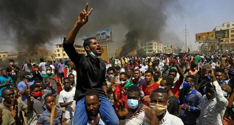 قوات الأمن السودانية تطلق القنابل الصوتية بكثافة على المحتجين قرب قصر الرئاسة.. ومصادر طبية تعلن مقتل متظاهرين: أخبار