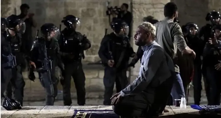 آلاف الفلسطينيين يتوافدون إلى باحات المسجد الأقصى لإحياء ليلة القدر وإسرائيل تقدم على هذه الخطوة في الشيخ جراح: أخبار