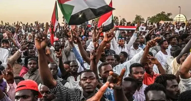 إغلاق جسر الملك نمر الهام قرب القصر الرئاسي في الخرطوم من قبل متظاهرين: أخبار