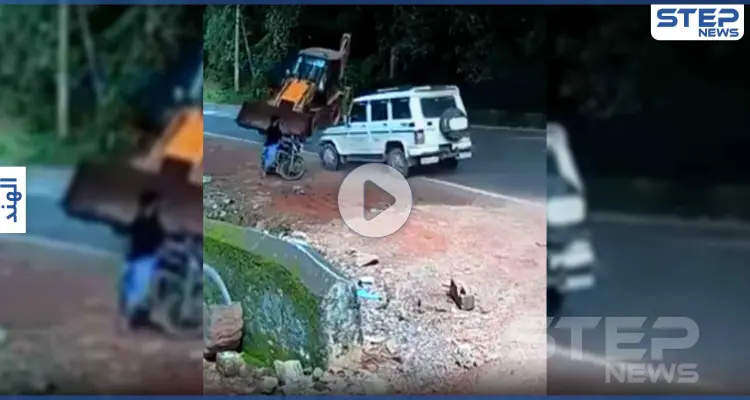 بالفيديو|| رجل هندي ينجو بأعجوبة قبل ثواني من صدمه بجرافة ضخمة على طريق عام: أخبار