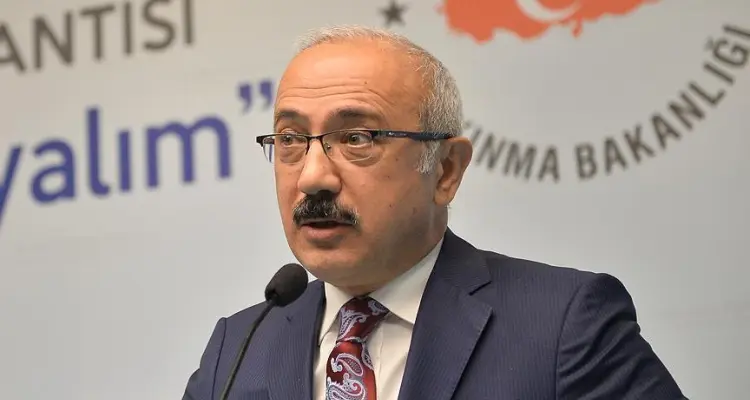 وزير المالية التركي يعلّق على تقلبات الليرة التركية وانخفاض قيمتها: أخبار