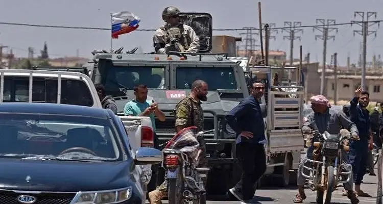 بحضور دورية روسية.. عناصر الفيلق الخامس ينهالون بالضرب على عناصر المخابرات الجوية في درعا: أخبار