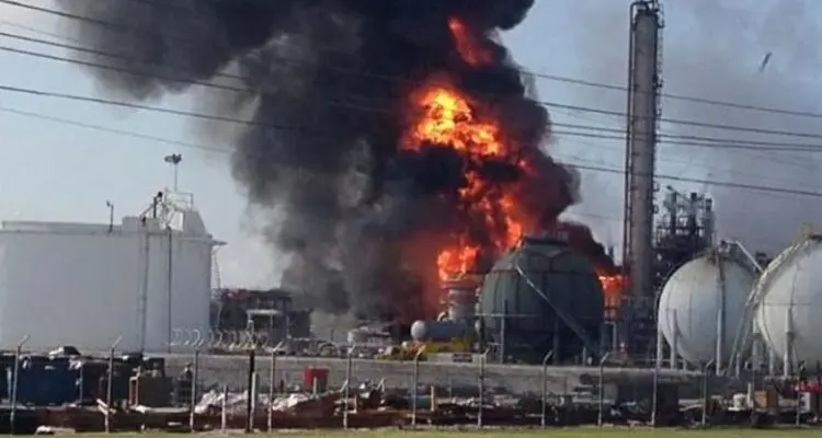 انفجار وسحب دخان في مدينة بوشهر الإيرانية في مصنع بتروكيماويات قرب المفاعل النووي الإيراني (فيديو): أخبار