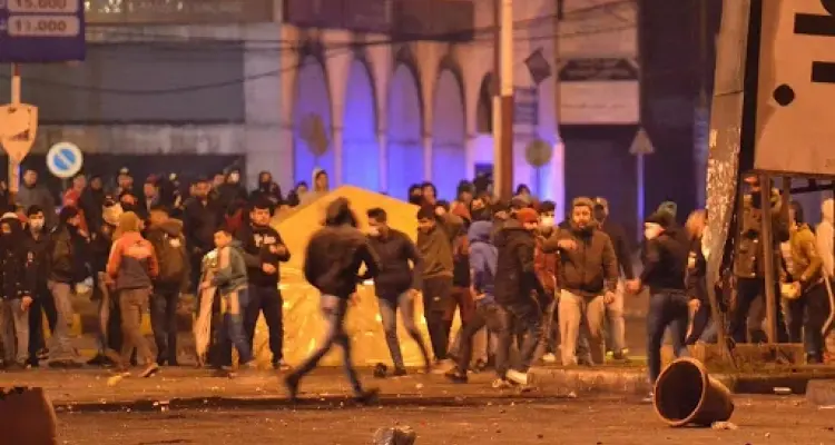 بالفيديو || غضب متصاعد.. متظاهرون في طرابلس يقتحمون المصرف والسرايا: أخبار