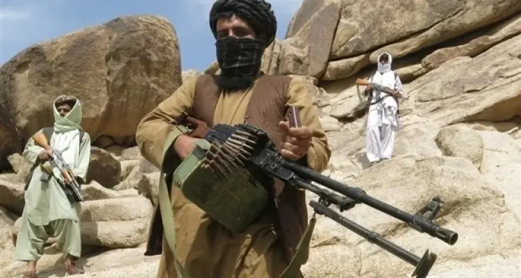 بالفيديو|| مقاتلو طالبان يسيطرون على قاعدة جوية ويوثقون لحظة استيلائهم على مروحيات عسكرية: أخبار