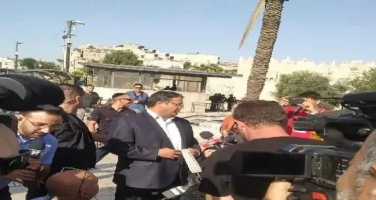 بالفيديو|| عضو بالكنيست يغادر منطقة باب العمود بعد اقتحامها ورفع علم إسرائيل فوقها.. والشرطة الإسرائيلية تعتقل شباناً فلسطينيين حاولوا التصدي له: أخبار