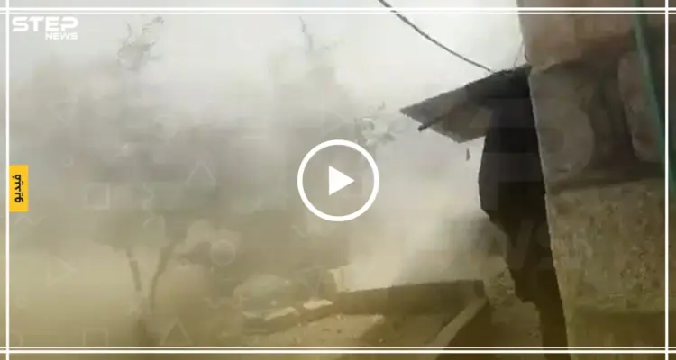 شاهد بالفيديو لحظة سقوط برميل قرب مصور أثناء تغطيته للقصف في مدينة كفرنبل جنوب إدلب: أخبار