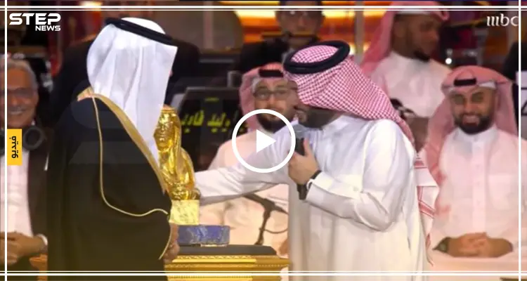 فيديو || تركي آل الشيخ يهدي أميرًا سعوديًا تمثالًا من الذهب الخالص.. وهذه قيمته: أخبار