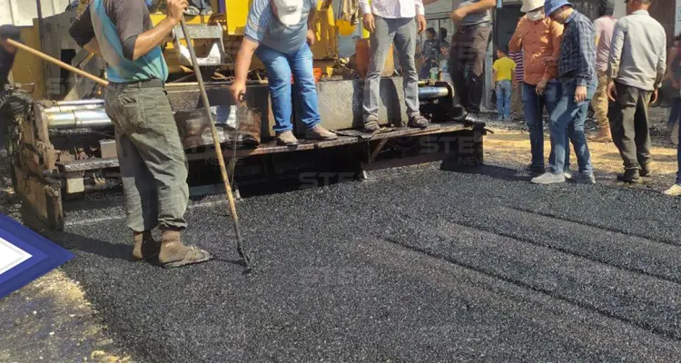 بالصور|| مع اقتراب فصل الشتاء .. تعبيد الطرق الرئيسية في مخيمات الشمال السوري: أخبار