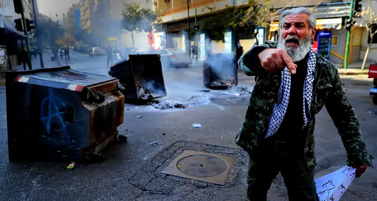 تطورات لبنان.. حزب القوات يتهم حزب الله بالتصعيد ونبيه بري يطالب بإقالة بيطار بينما ميقاتي يرد: أخبار