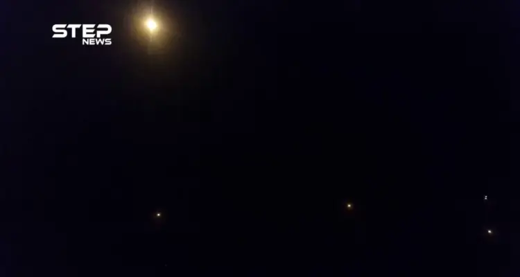 مشاهد لسقوط عشرات القنابل المضيئة التي أطلقتها قوات النظام على قرى جنوب شرقي ريف إدلب: أخبار