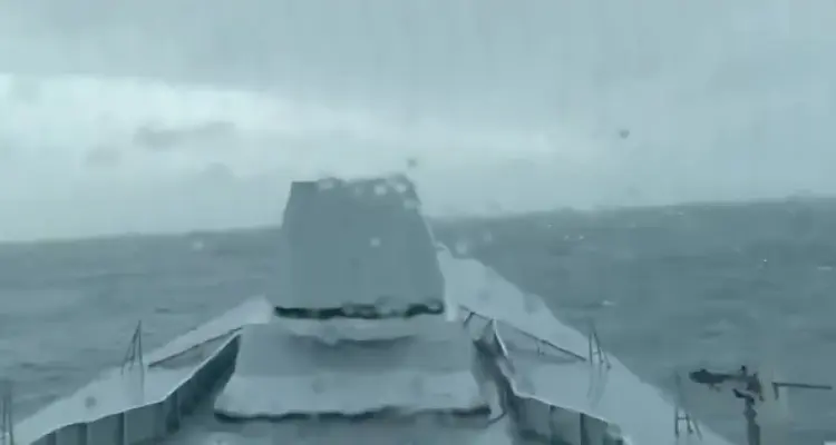 بالفيديو|| سفينة حربية سعودية تدخل عين الإعصار شاهين ببحر العرب والإمارات تتخذ إجراءات استباقية لاستقباله: أخبار