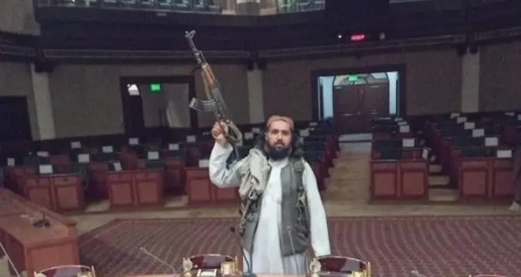 بالفيديو|| طالبان تدخل مقر البرلمان الأفغاني وواشنطن تبدي استغرابها وتتحدث عن خطة لتأمين مطار كابل: أخبار
