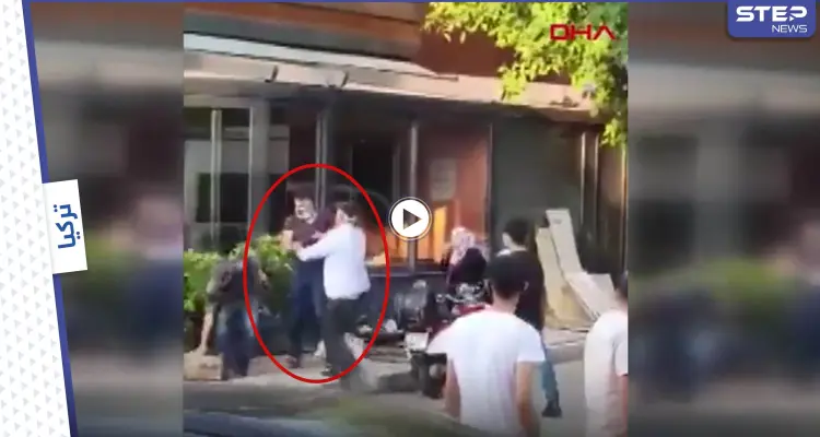 بالفيديو|| بسبب الهاتف.. شاب يهين والدته ويضربها وسط الشارع في إسطنبول وردة فعل المارة: أخبار