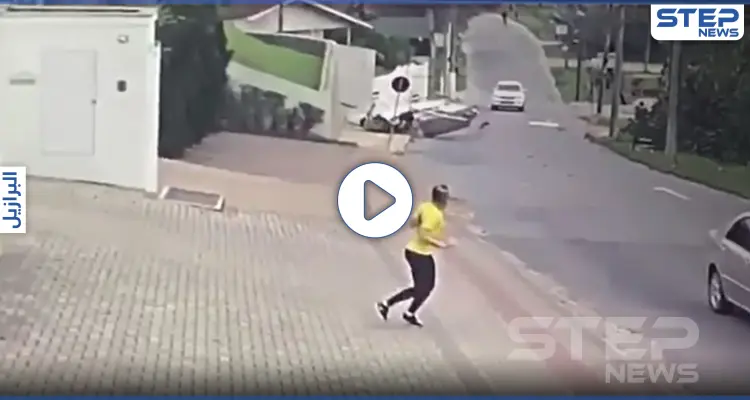 بالفيديو|| لحظة سقوط طائرة على بعد أمتار من امرأة تمشي بالشارع ونجاة قائدها: أخبار