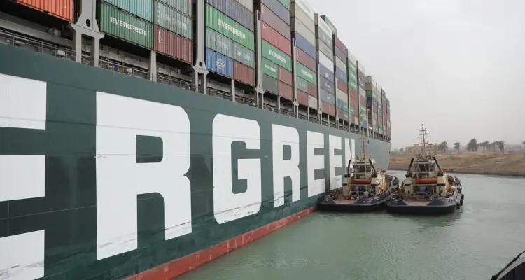 شاهد أحدث صورة لسفينة "إيفر جيفن" الجانحة في قناة السويس: أخبار