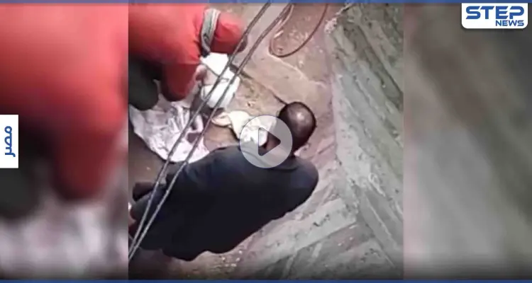 بالفيديو|| مهدداً بحرقها... أب يجرد طفلته الرضيعة من ملابسها انتقاماً من والدتها: أخبار