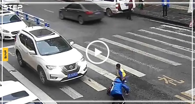 فيديو || شاهد ردة فعل الطفل بعد دهس أمه بسيارة.. تثير الذهول: أخبار