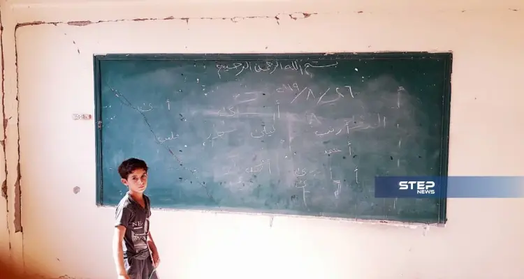 شاهد بالصور || مئات التلاميذ يستقبلون العام الدراسي الجديد بأحلك الظروف في ديرالزور: أخبار