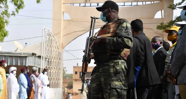 محاولة انقلاب في النيجر على الرئيس محمد بازوم بعد يومين من توليه الحكم: أخبار