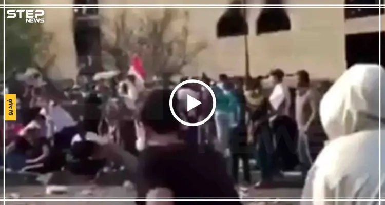 بمشهد بطولي.. شابة عراقية تتحدى قنابل قوات الأمن لتوزع الأقنعة على المتظاهرين (فيديو): أخبار