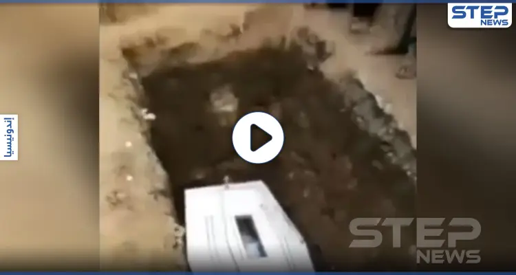 بالفيديو || لقطة مثيرة للجدل.. جثة تلوح بيدها للمُعزين أثناء دفنها: أخبار