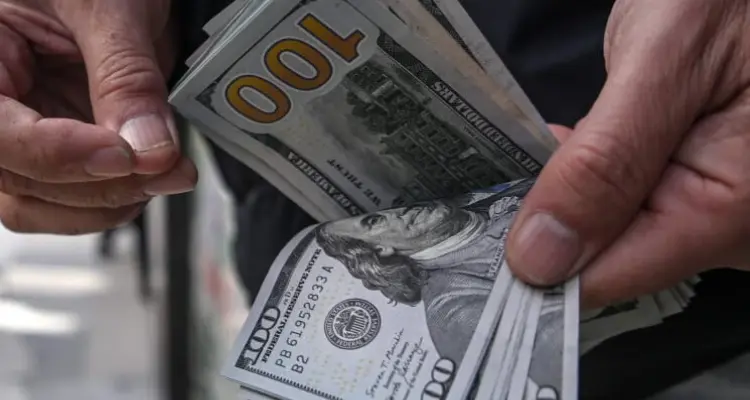 دولار السوق السوداء يواصل تحليقه ويسجل مستوى قياسياً: أخبار