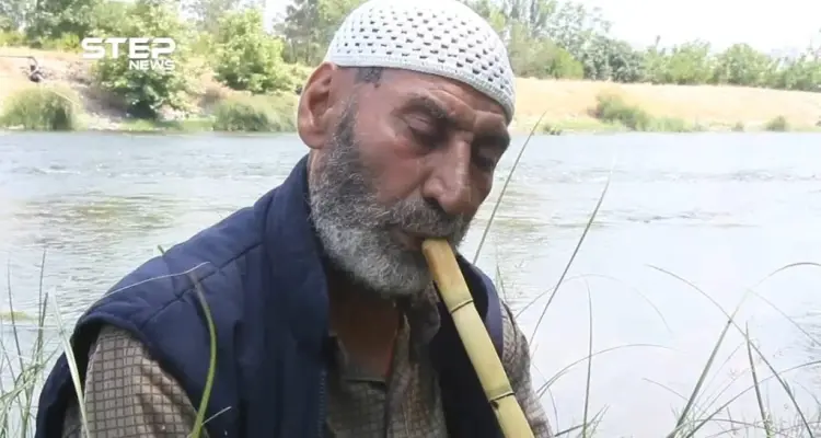 الحاج مصطفى رجل سبعيني يعزف على الناي من سكان مدينة جسر الشغور بريف إدلب: أخبار