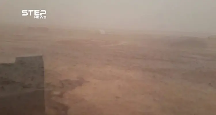 مشاهد للعاصفة التي ضربت مخيم الركبان على الحدود السورية الأردنية في ثاني أيام عيد الفطر: أخبار