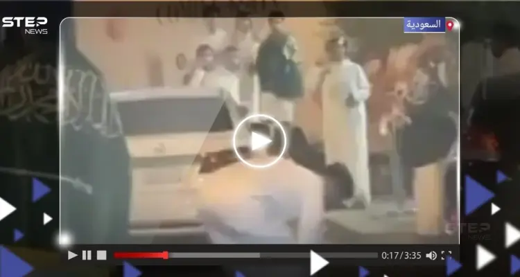 وسط الشارع.. فتاة سعودية تخرج من سيارتها وتنهال بالضرب على شاب (فيديو): أخبار