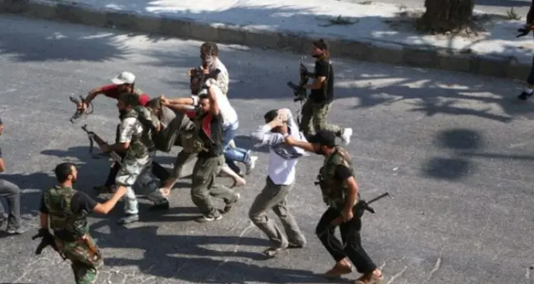 ميليشيا تابعة للأسد تعتقل أحد عرّابيها بريف حمص الشمالي، بطريقة مهينة: أخبار