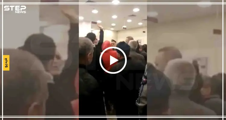 بالفيديو || لبناني داخل أحد البنوك حاملًا فأسًا ويطالب بأمواله: أخبار