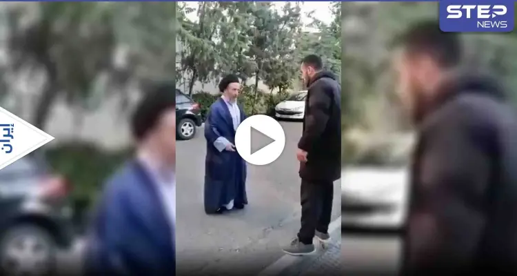 بالفيديو|| دمرتم مستقبلنا.. شاب يصفع رجل دين شيعي على وجهه وسط الطريق في إيران: أخبار