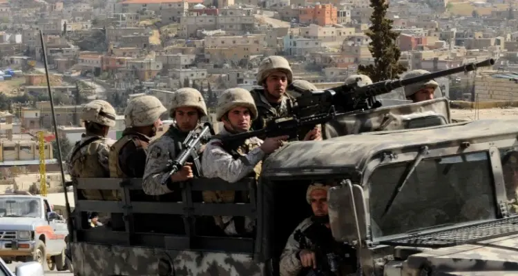 الجيش اللبناني يقتحم مخيم "016" للسوريين، ويعتقل العشرات: أخبار