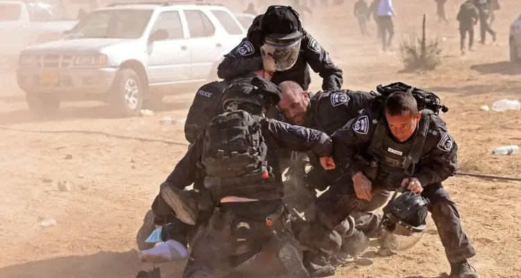 شاهد متظاهرون في جامعة تل أبيب يهتفون للنقب والأمن الإسرائيلي يصيب أهاليها بجروح متفاوتة: أخبار