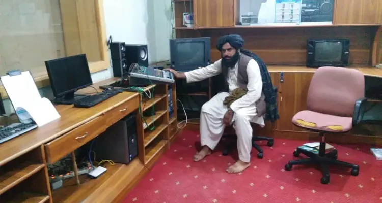 شاهد|| طالبان تبثّ "صوت الشريعة" من داخل مبنى الإذاعة والتلفزيون بهلمند بعد السيطرة عليها: أخبار