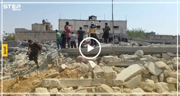 جانب من عمل الدفاع المدني بانتشال ضحايا المجزرة في قرية الدير الشرقي بريف إدلب بفعل الغارات الروسية (فيديو): أخبار