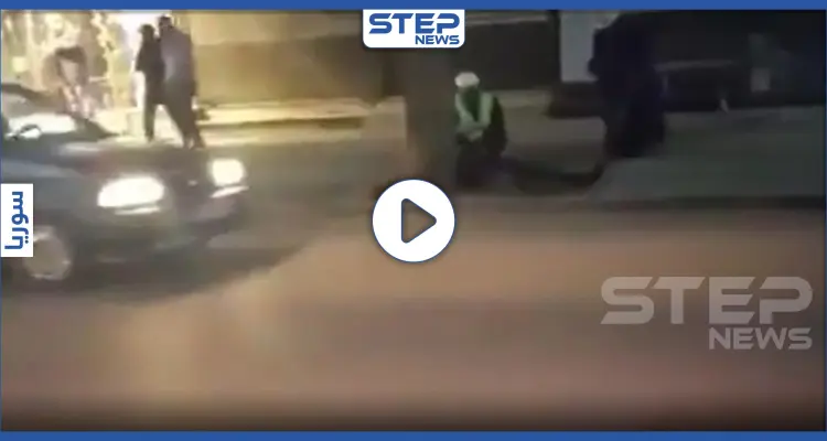 بالفيديو|| بمشهد مشابه لما جرى بإيران و"ووهان" الصينية.. رجل يسقط أرضًا بدمشق بسبب كورونا: أخبار