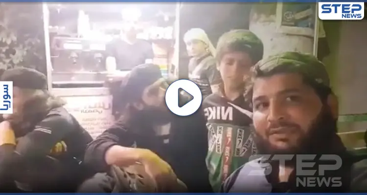 بالفيديو|| الألم واحد .. شبان مهجرين ينشدون تحية لطفل عراقي بـ إدلب والأخير يذرف الدموع: أخبار